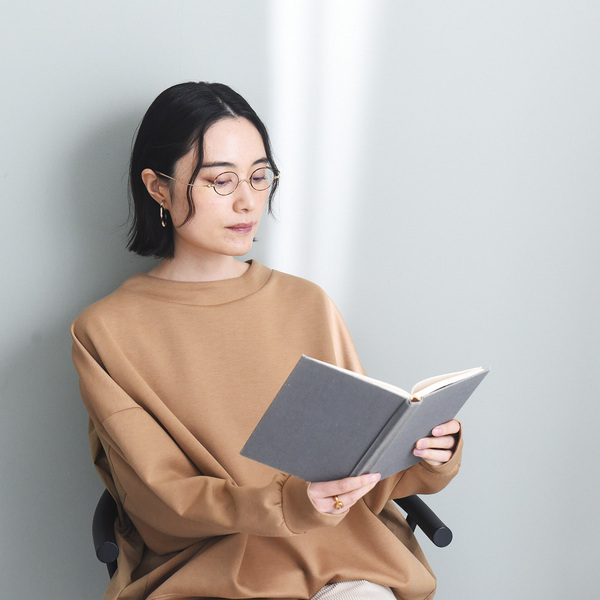 大人世代の気になる老眼・紫外線・ブルーライト、全部まとめて薄さ5mmの「栞メガネ」[PR]