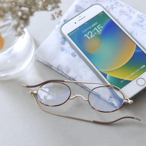 大人世代の気になる老眼・紫外線・ブルーライト、全部まとめて薄さ5mmの「栞メガネ」[PR]