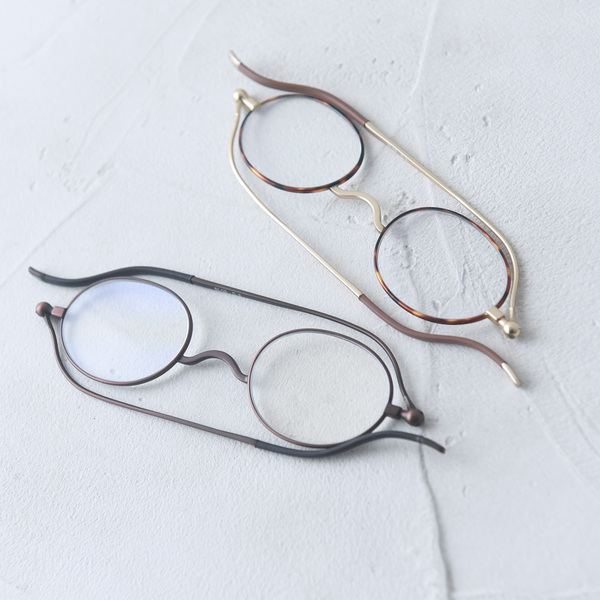 大人世代の気になる老眼・紫外線・ブルーライト、全部まとめて薄さ5mmの「栞メガネ」[PR]