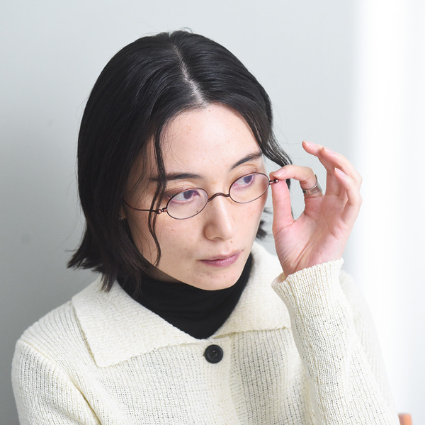 大人世代の気になる老眼・紫外線・ブルーライト、全部まとめて薄さ5mmの「栞メガネ」[PR]