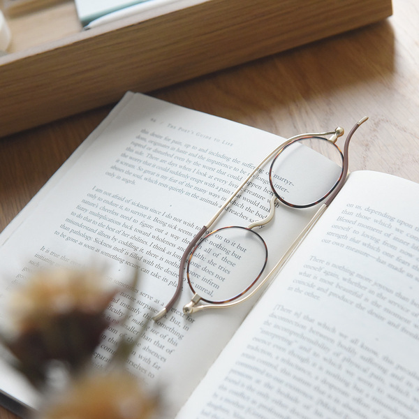 大人世代の気になる老眼・紫外線・ブルーライト、全部まとめて薄さ5mmの「栞メガネ」[PR]