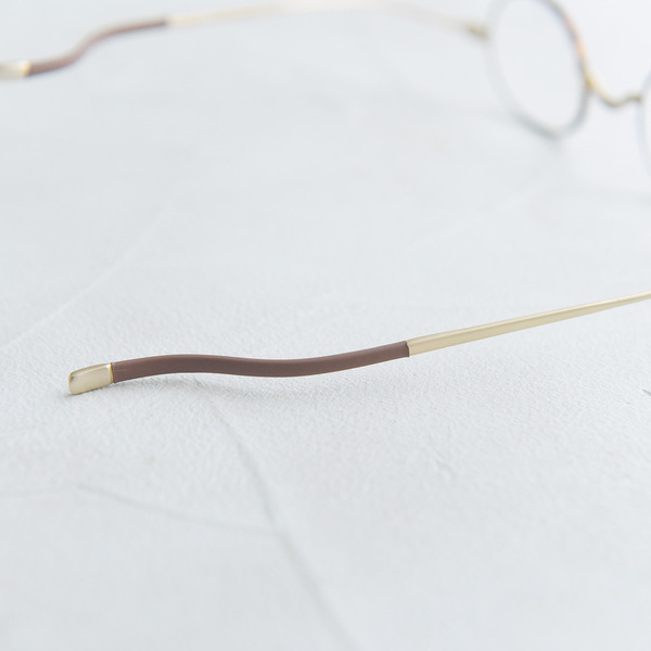 大人世代の気になる老眼・紫外線・ブルーライト、全部まとめて薄さ5mmの「栞メガネ」[PR]