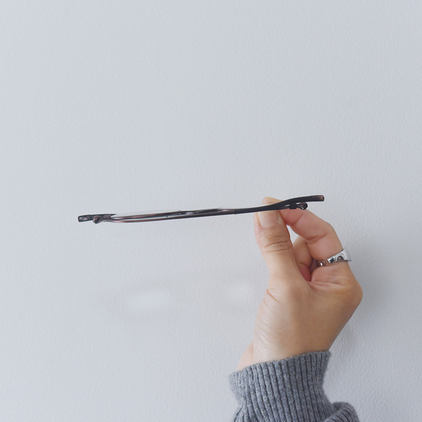 大人世代の気になる老眼・紫外線・ブルーライト、全部まとめて薄さ5mmの「栞メガネ」[PR]