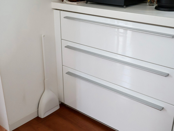 スリムだけど自立する「marnaのほうきちりとり」でお部屋のキレイを気軽にキープ。[PR]