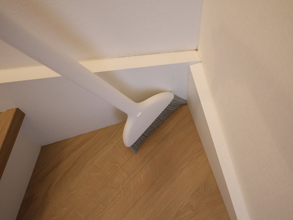 スリムだけど自立する「marnaのほうきちりとり」でお部屋のキレイを気軽にキープ。[PR]