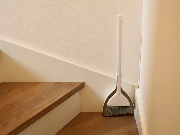 スリムだけど自立する「marnaのほうきちりとり」でお部屋のキレイを気軽にキープ。[PR]