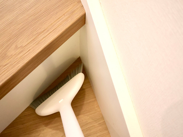 スリムだけど自立する「marnaのほうきちりとり」でお部屋のキレイを気軽にキープ。[PR]