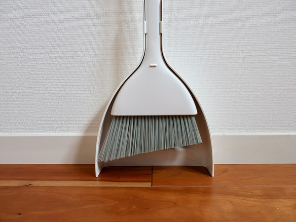 スリムだけど自立する「marnaのほうきちりとり」でお部屋のキレイを気軽にキープ。[PR]