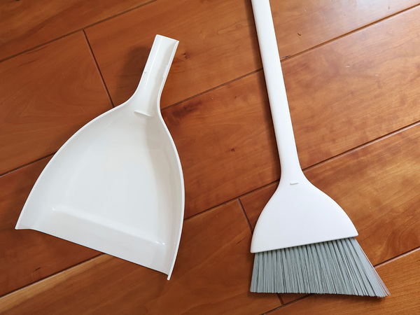 スリムだけど自立する「marnaのほうきちりとり」でお部屋のキレイを気軽にキープ。[PR]