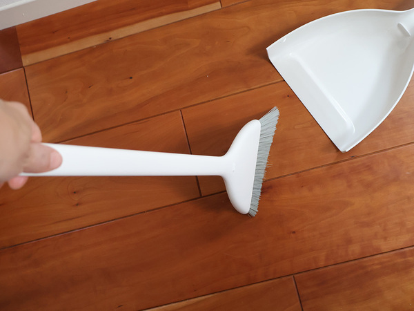 スリムだけど自立する「marnaのほうきちりとり」でお部屋のキレイを気軽にキープ。[PR]