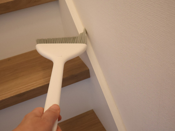 スリムだけど自立する「marnaのほうきちりとり」でお部屋のキレイを気軽にキープ。[PR]