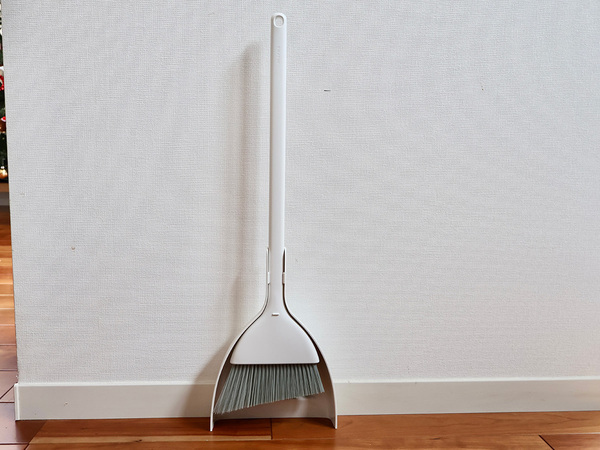 スリムだけど自立する「marnaのほうきちりとり」でお部屋のキレイを気軽にキープ。[PR]
