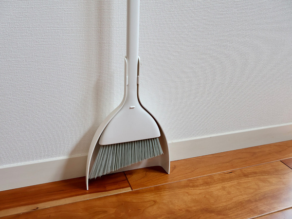 スリムだけど自立する「marnaのほうきちりとり」でお部屋のキレイを気軽にキープ。[PR]