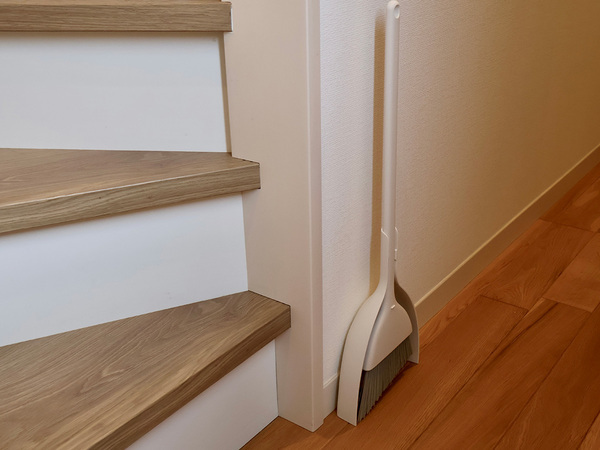スリムだけど自立する「marnaのほうきちりとり」でお部屋のキレイを気軽にキープ。[PR]