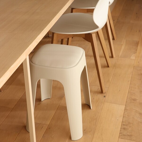 もちもち座面でおもてなし。来客時にも助かるクッションつきスツールのある暮らし【インスタグラマーさんのもの選び】[PR]