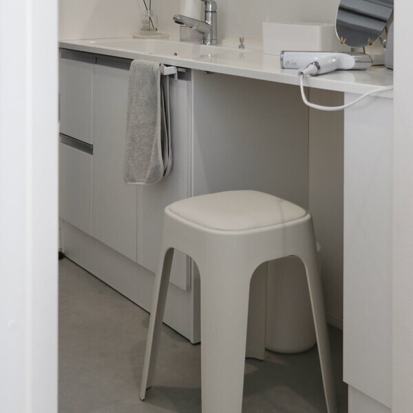 もちもち座面でおもてなし。来客時にも助かるクッションつきスツールのある暮らし【インスタグラマーさんのもの選び】[PR]