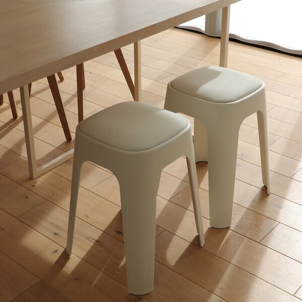 もちもち座面でおもてなし。来客時にも助かるクッションつきスツールのある暮らし【インスタグラマーさんのもの選び】[PR]