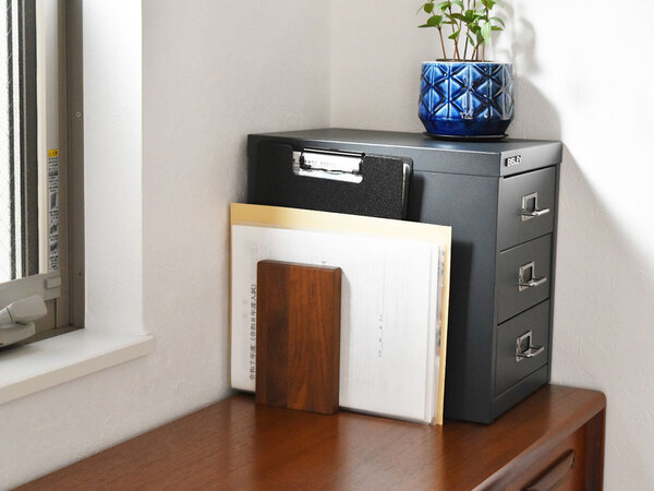 「とりあえずここ」が、ちゃんと片付く場所に｜レターポケットのある暮らし[PR]