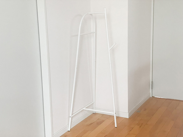 おしゃれなコンパクト設計、Ordreの「コンパクトに置けるコートハンガー」[PR]
