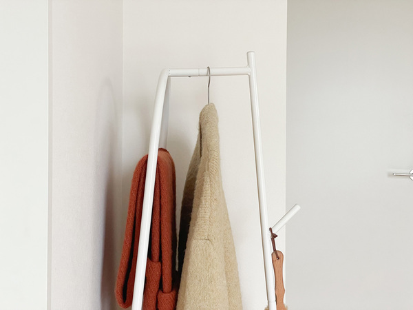 おしゃれなコンパクト設計、Ordreの「コンパクトに置けるコートハンガー」[PR]