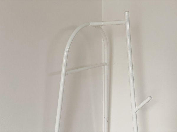 おしゃれなコンパクト設計、Ordreの「コンパクトに置けるコートハンガー」[PR]