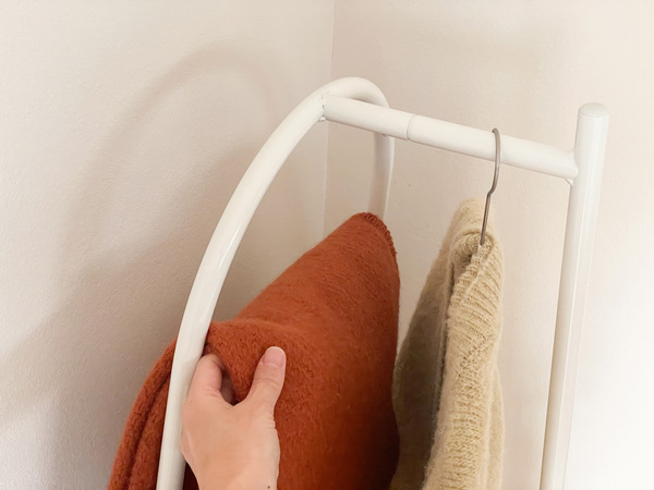 おしゃれなコンパクト設計、Ordreの「コンパクトに置けるコートハンガー」[PR]