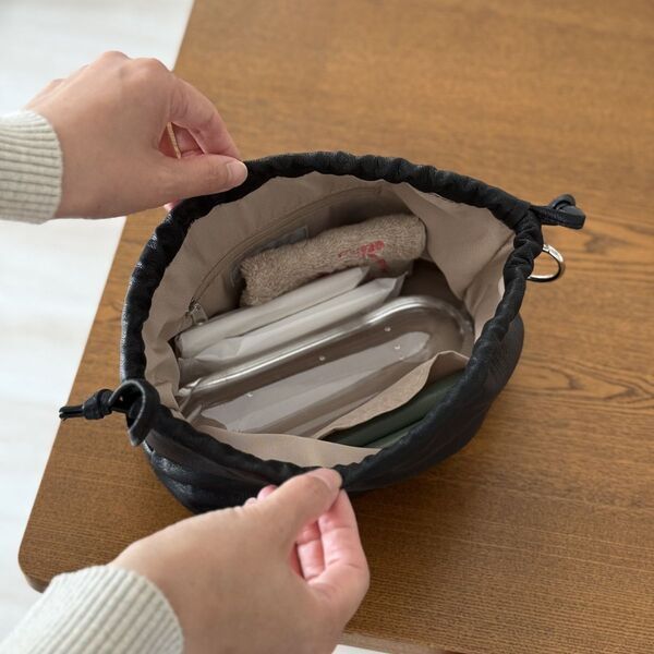 ペットボトルにカメラまで。見た目以上に入ってバッグにもなる『巾着ポーチ』インスタグラマーさんの使い方[PR]