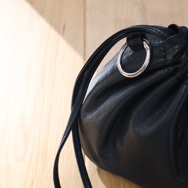 ペットボトルにカメラまで。見た目以上に入ってバッグにもなる『巾着ポーチ』インスタグラマーさんの使い方[PR]