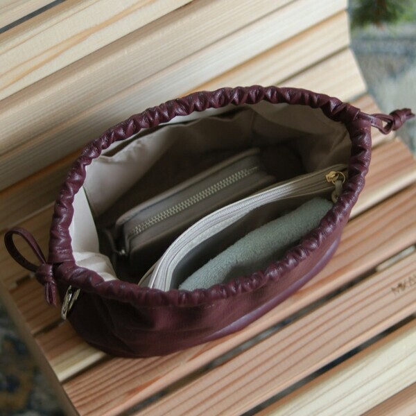 ペットボトルにカメラまで。見た目以上に入ってバッグにもなる『巾着ポーチ』インスタグラマーさんの使い方[PR]