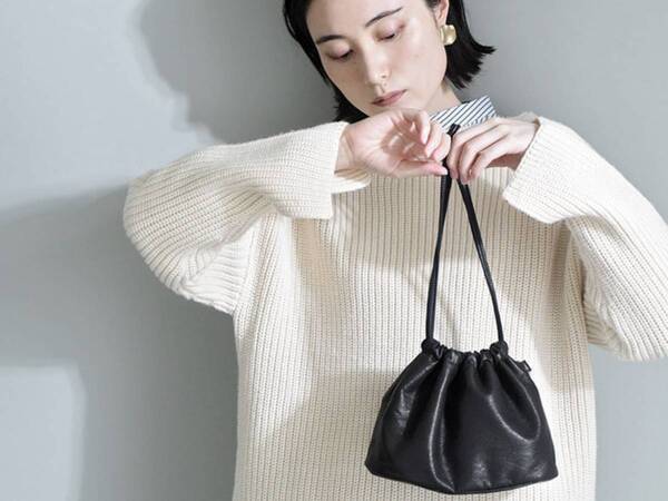 ペットボトルにカメラまで。見た目以上に入ってバッグにもなる『巾着ポーチ』インスタグラマーさんの使い方[PR]