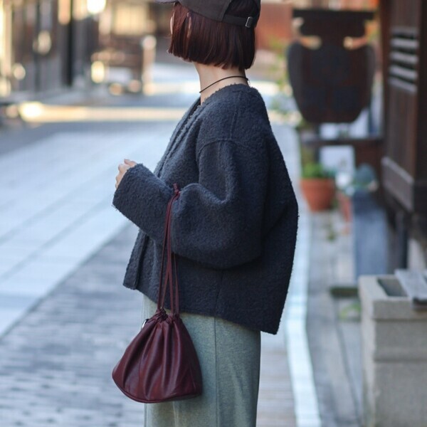 ペットボトルにカメラまで。見た目以上に入ってバッグにもなる『巾着ポーチ』インスタグラマーさんの使い方[PR]