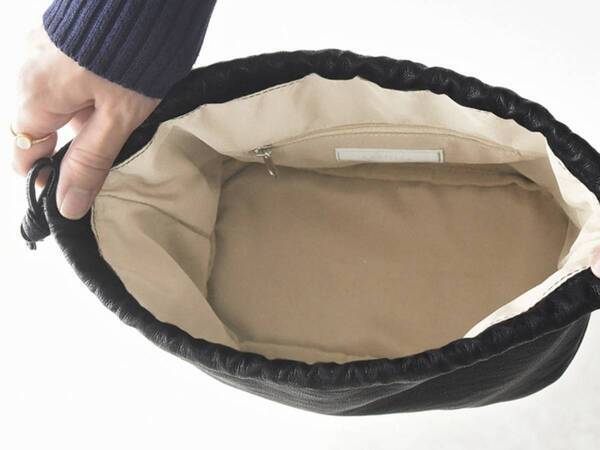 ペットボトルにカメラまで。見た目以上に入ってバッグにもなる『巾着ポーチ』インスタグラマーさんの使い方[PR]