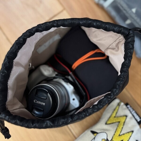 ペットボトルにカメラまで。見た目以上に入ってバッグにもなる『巾着ポーチ』インスタグラマーさんの使い方[PR]