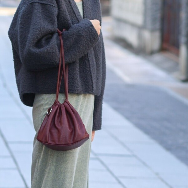 ペットボトルにカメラまで。見た目以上に入ってバッグにもなる『巾着ポーチ』インスタグラマーさんの使い方[PR]