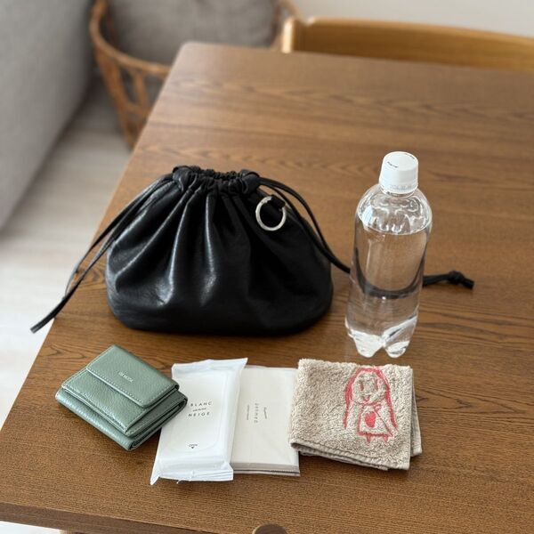 ペットボトルにカメラまで。見た目以上に入ってバッグにもなる『巾着ポーチ』インスタグラマーさんの使い方[PR]