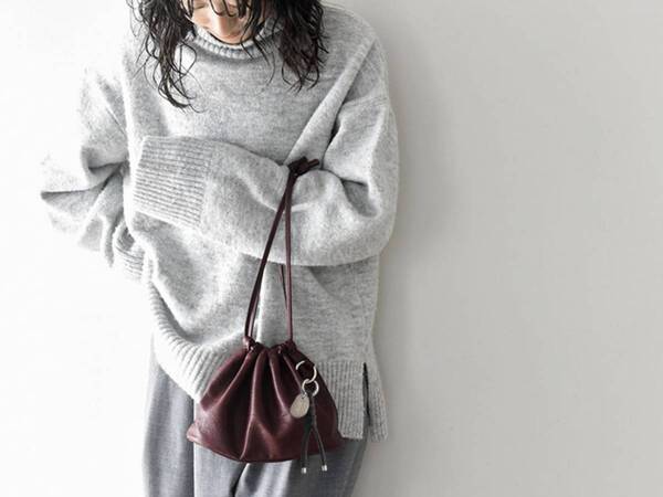 ペットボトルにカメラまで。見た目以上に入ってバッグにもなる『巾着ポーチ』インスタグラマーさんの使い方[PR]