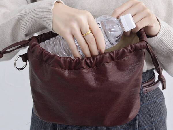 ペットボトルにカメラまで。見た目以上に入ってバッグにもなる『巾着ポーチ』インスタグラマーさんの使い方[PR]