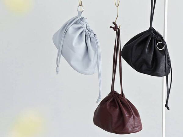 ペットボトルにカメラまで。見た目以上に入ってバッグにもなる『巾着ポーチ』インスタグラマーさんの使い方[PR]