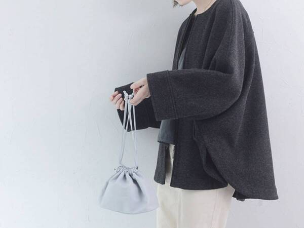 ペットボトルにカメラまで。見た目以上に入ってバッグにもなる『巾着ポーチ』インスタグラマーさんの使い方[PR]