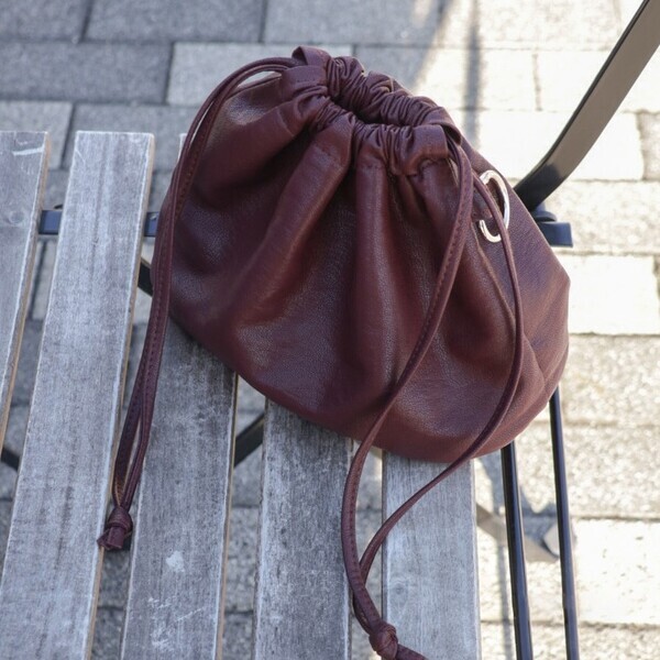 ペットボトルにカメラまで。見た目以上に入ってバッグにもなる『巾着ポーチ』インスタグラマーさんの使い方[PR]