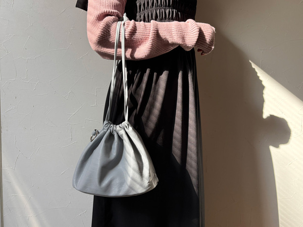 見た目以上の収納力。身軽なお出かけにぴったりの上品な巾着バッグ[PR]