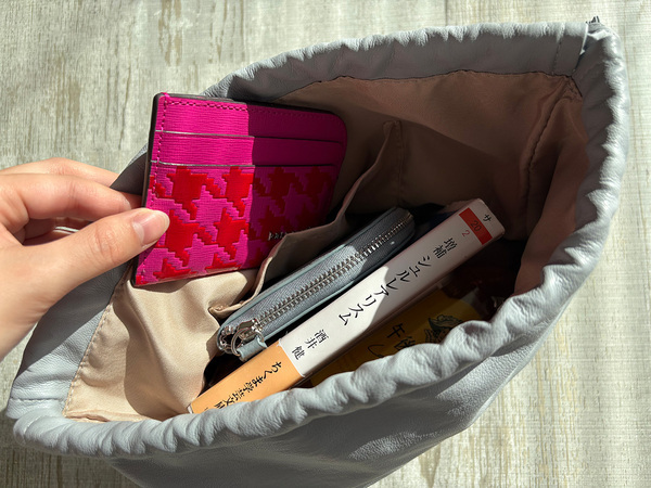 見た目以上の収納力。身軽なお出かけにぴったりの上品な巾着バッグ[PR]