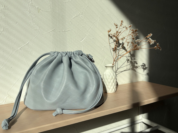 見た目以上の収納力。身軽なお出かけにぴったりの上品な巾着バッグ[PR]