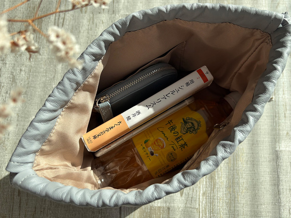 見た目以上の収納力。身軽なお出かけにぴったりの上品な巾着バッグ[PR]