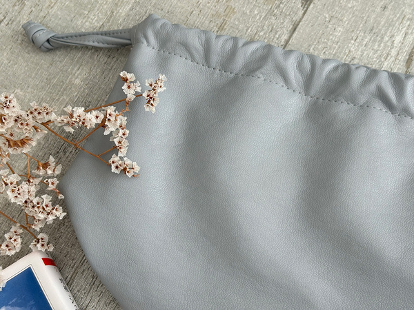 見た目以上の収納力。身軽なお出かけにぴったりの上品な巾着バッグ[PR]