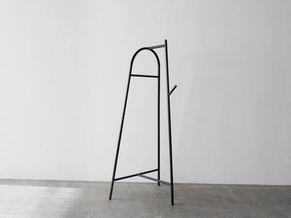 狭い玄関で省スペース収納を叶える方法とは？コート掛けもバッグ置き場もすっきり整う収納アイデア[PR]