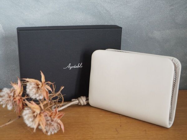 新年の買い替えに。コンパクトなのに中身が一目でわかる「二つ折り財布」[PR]