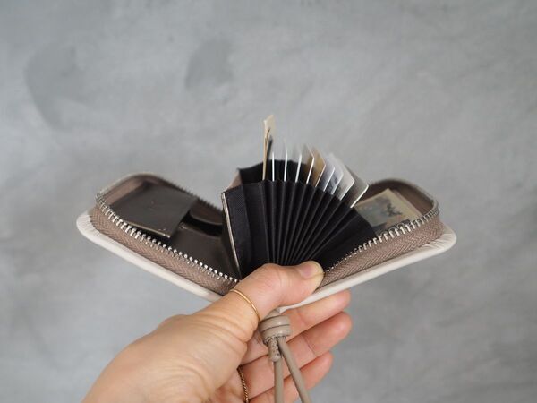 新年の買い替えに。コンパクトなのに中身が一目でわかる「二つ折り財布」[PR]