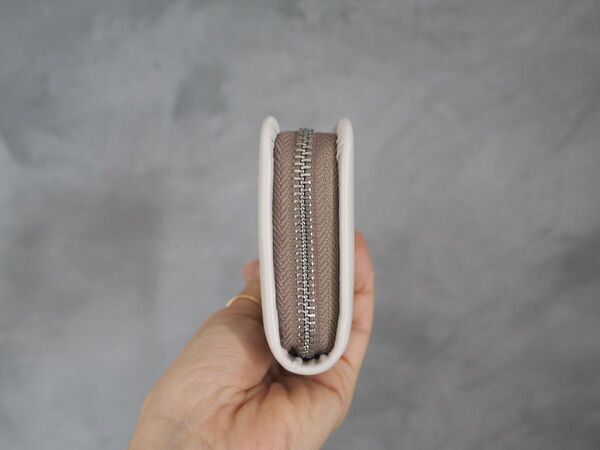 新年の買い替えに。コンパクトなのに中身が一目でわかる「二つ折り財布」[PR]