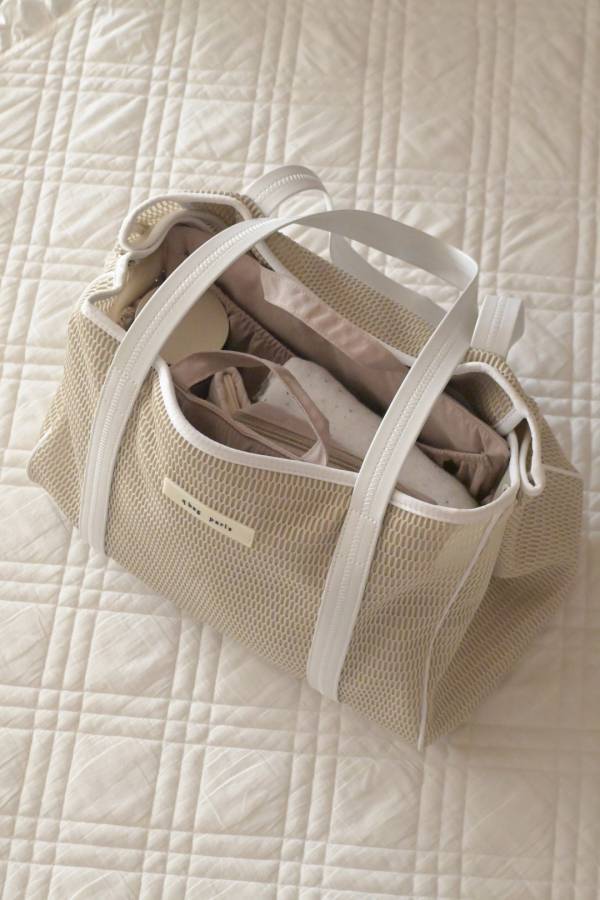 ベビーとの帰省にも！ただのトートを多機能ママバッグに変える裏技アイテムの話【インスタグラマーさんのもの選び】[PR]